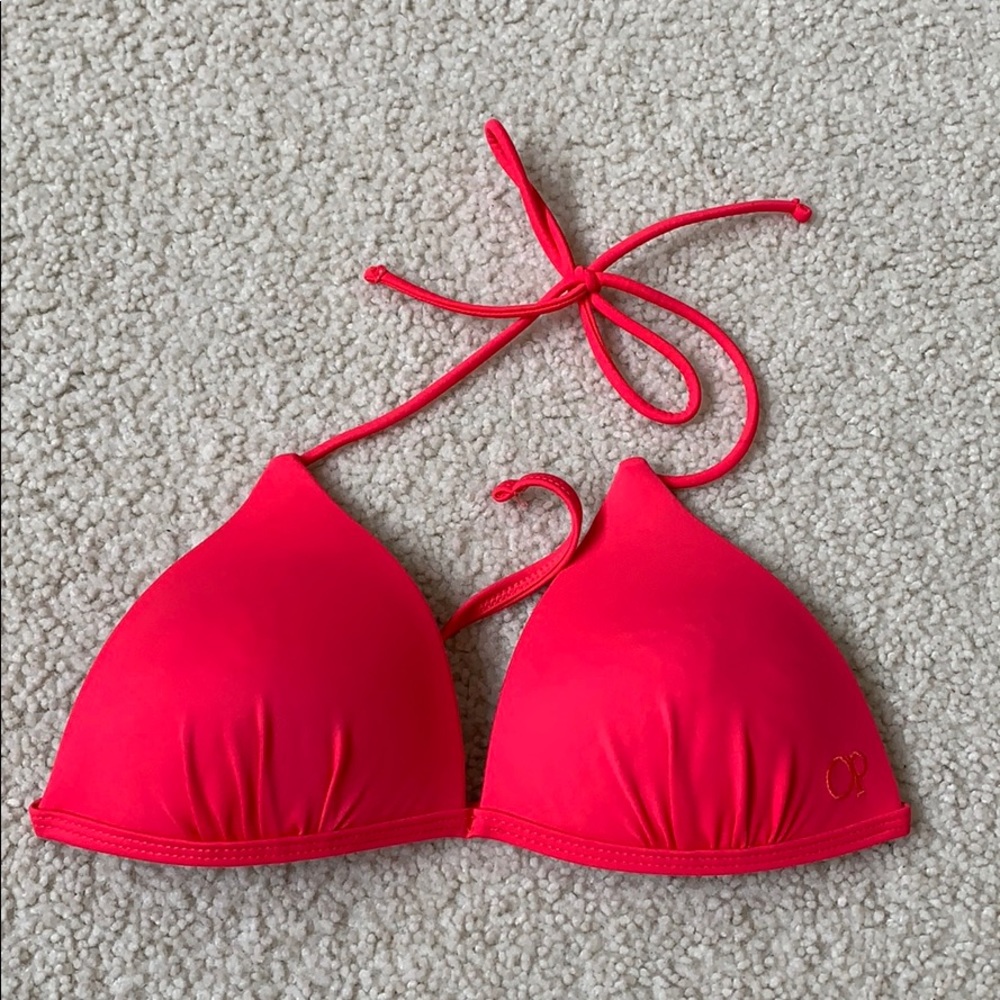 Bikini top.